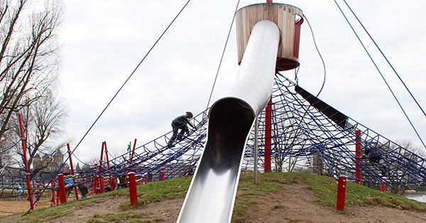 Auf die Röhrenrutsche im Rheinpark Spielplatz gelangt man nur über die Kletterspinne. Foto: Schilling