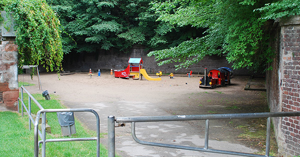 Dieser Spielplatz am Fort X in Köln mag für ältere Kinder langweilig sein, jüngere Kinder finden hier genau das Angebot, was sie brauchen und Eltern sind glücklich, dass alles so schön übersichtlich ist. Foto: Spielplatztreff