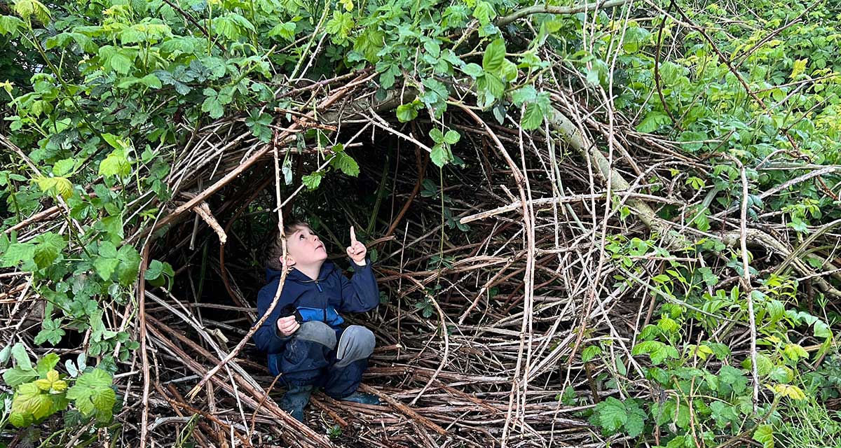 STADTKINDER SPIELEN IN DER WILDNIS