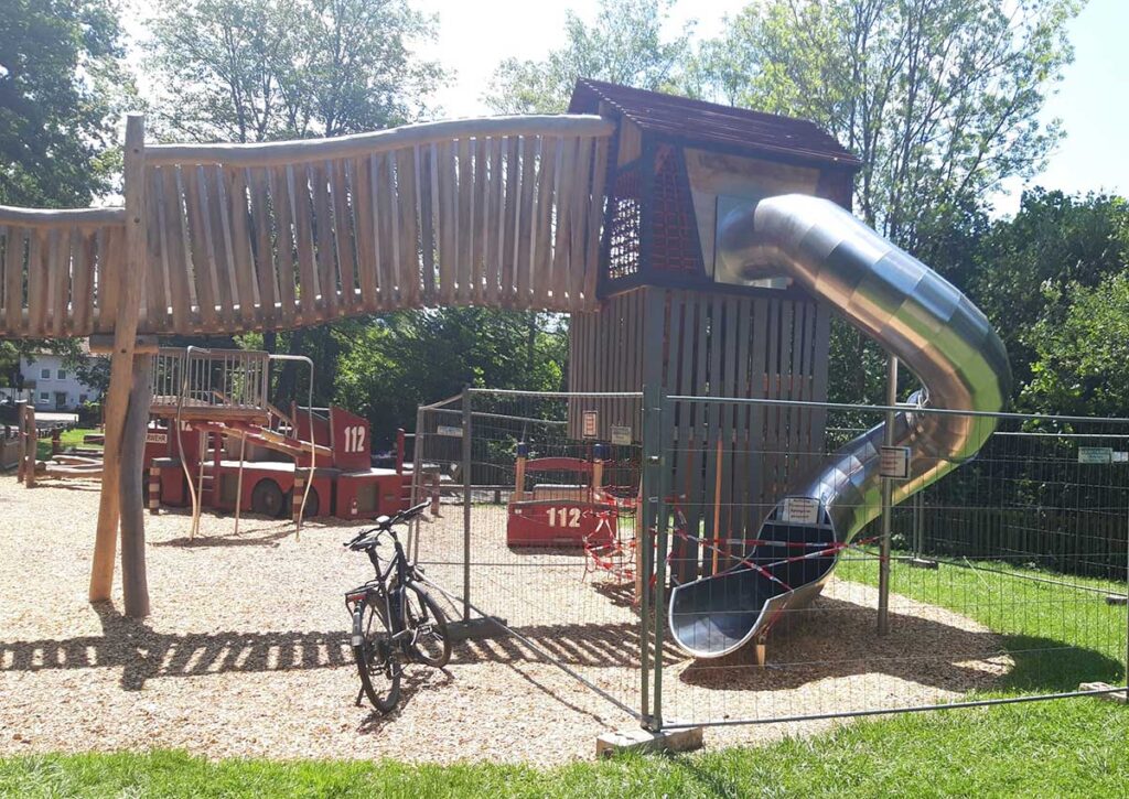 Mit Flatterband und Bauzaun abgesperrter Rutschenbereich auf dem Feuerwehrspielplatz Tübingen