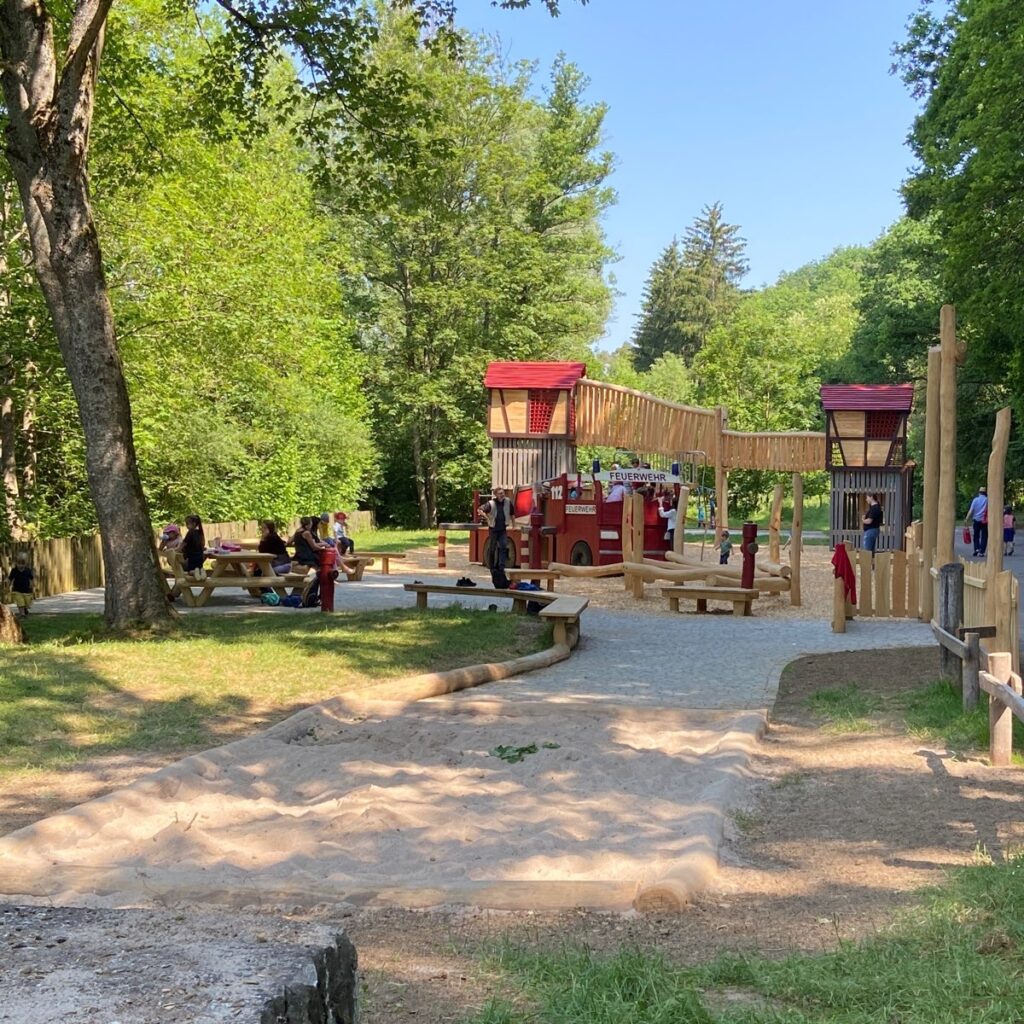 Idyllisch im Grünen gelegener Feuerwehrspielplatz Tübingen 