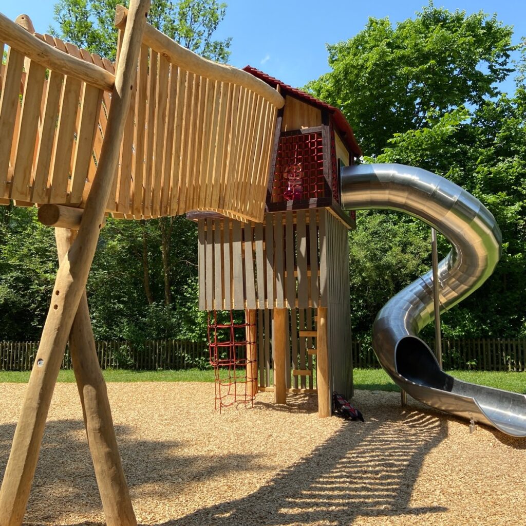 Kletterturm mit Rutsche Feuerwehrspielplatz Tübingen