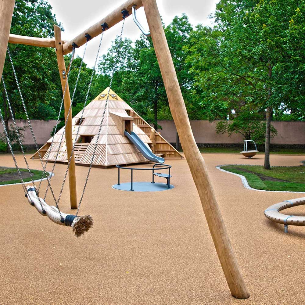 Inklusiver Stück zum Glück Spielplatz im Branitzer Park in Cottbus mit Seilschaukel, Kletterpyramide, inklusivem Karussell sowie befahrbarem Fallschutz.