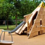 Inklusive Spielplätze wie der Stück zum Glück Spielplatz in Cottbus mit befahrbarem Fallschutz und inklusiven Spielmöglichkeiten sind ein Highlight