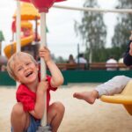 Kinder haben Spaß beim Klettern auf dem Spielplatz