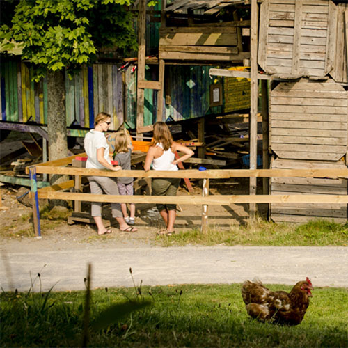 Kinder spielen auf dem Abenteuerspielplatz gemeinsam